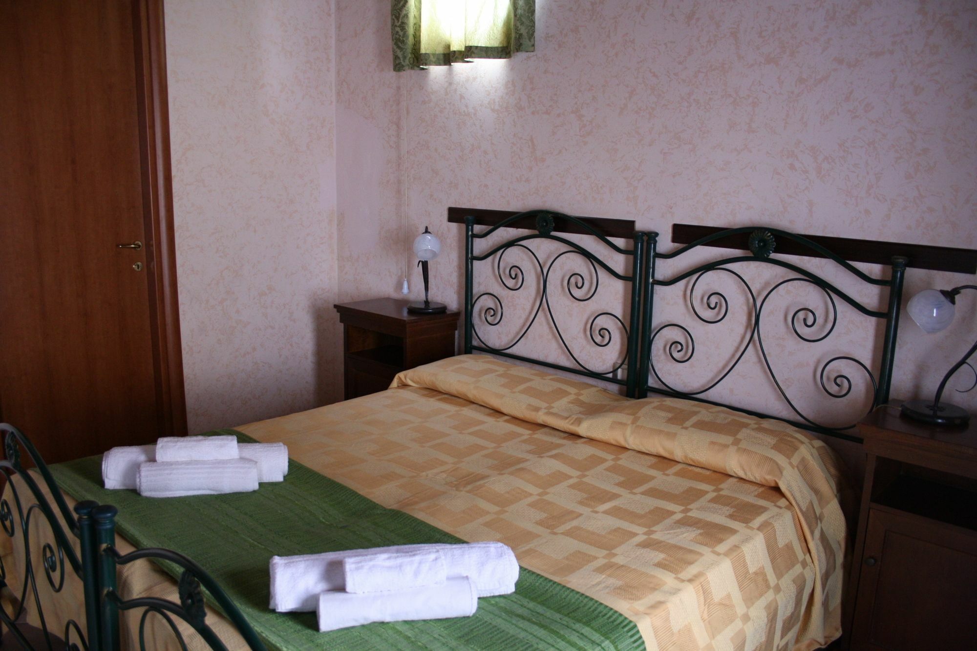 Cityguesthouse กาตันซาโร ภายนอก รูปภาพ